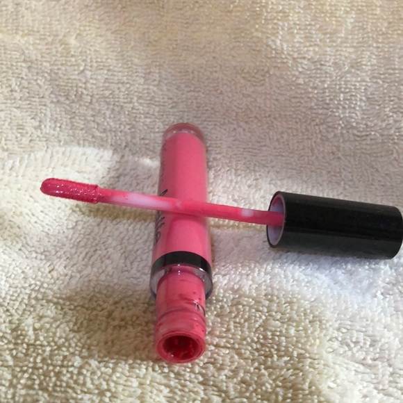 Santee matte liqutd lipstick - Picture 3 of 3